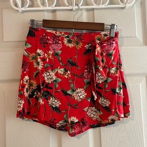BLU PEPPER Women's Red Floral Print Shorts Layered Size Small Side Zip Skort